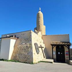 Kapelle von hinten - interessante Architektur