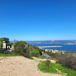 Im Hintergrund Aquakultur