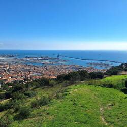 Pamoramablick auf den Hafen, hier starten auch Fähren nach Marokko