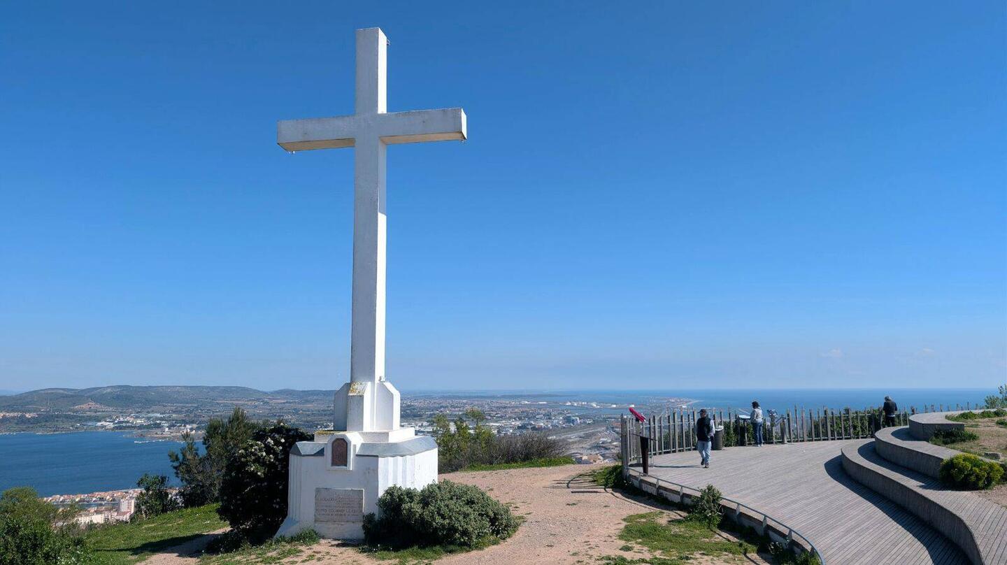 Das weiße Kreuz auf dem Mont Saint-Clair