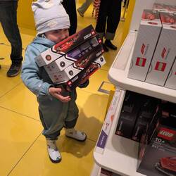 Papa! Des Audos ich haben will! Wenn Mads sich im Legoladen selbständig macht ...