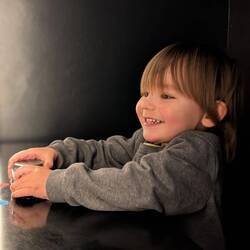 Notiz an mich selbst: wenn wir wieder in Deutschland sind, muss Mads zum Friseur.