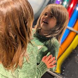 Mesmerized. Oder mesmerised, wir sind in UK.