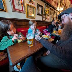 Also ab in den Pub. Reimt sich. Ist gut. Mo vermittelt Pubwissen.