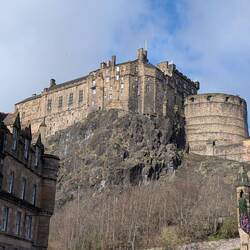 Ein falscher Schritt und es fällt herunter.