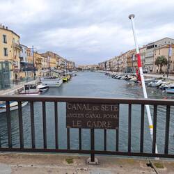 Der Hauptkanal, rechts und links Restaurants, Shops, ...