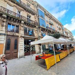 Markt vor alten Fassaden