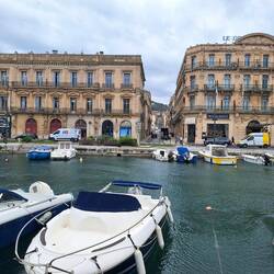 Rechts das Grand Hotel ***