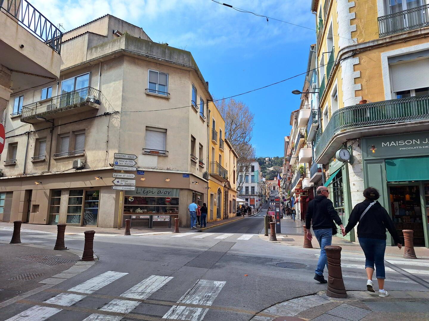 Wir laufen Richtung Halles de Sète (Markthalle)