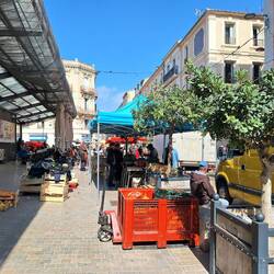 Mittwochs gibt es auch den Wochenmarkt um die Markthalle herum. LKWs quetschen sich durch die Straße