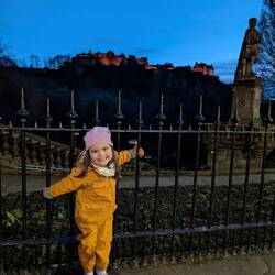 Vor der Burg auch ein Foto, Papa!