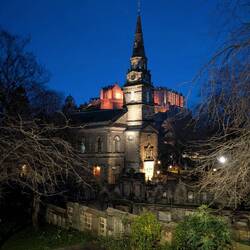 Schade, dass die hässliche Kirche den Blick auf die Burg versperrt. Danke für NIX!
