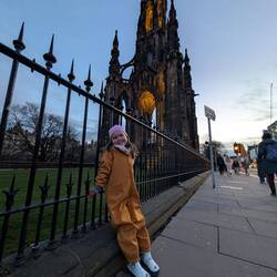 Der Fotoshoot beginnt. Mona will vor "dem schwarzen spitzen Turm" fotografiert werden.