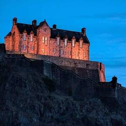Das Castle wird nachts beleuchtet, damit es nicht im Dunkeln den Berg herabfällt.