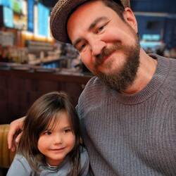 Stolzer, entzückter und verknallter Papa. Und Tochter.