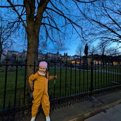 Ein Foto vor dem tollen Baum, Papa!