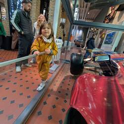 Das Auto hat keinen Kofferraum! Braucht es aber auch nicht. Schlaues Mädchen!