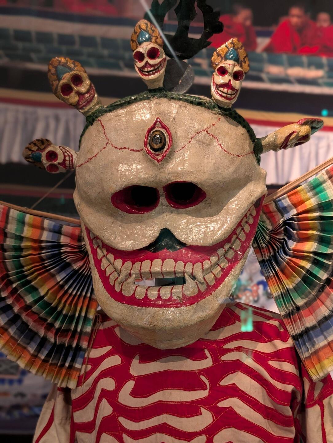 Im Museum finden wir eine Mads-Gedächtnismaske