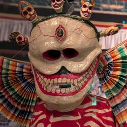 Im Museum finden wir eine Mads-Gedächtnismaske