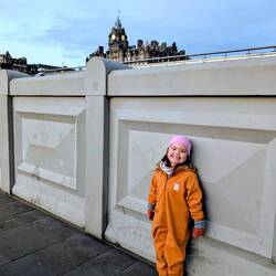 Schönes Kind vor hässlicher Wand.