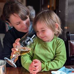 Trink das Bier, Mads! Schlaf! Nein, Mama ...