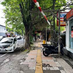 Da isch s Troittoir no sehr gute zwäng