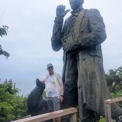 Robbendenkmal mit Darwin und nassem Touri