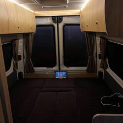 Yoga trotz Regen heute mal im Camper