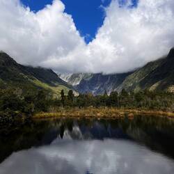 Peter's Pool mit schüchternem Gletscher hinter den Wolken