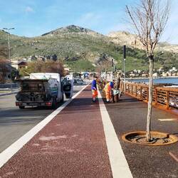 Müllabfuhr - 1 Fahrer, 1 Entleerer und 1 Mann für die frischen Tüten 😂