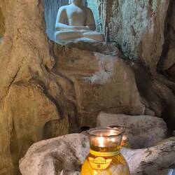 Im Höhlentempel mit Musik