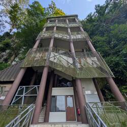 Eingang zur Fairy Cave ganz oben