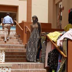 Chli freizügig für im ne muslimische Land aber wenigstens het sie es Chopftuech a 😅