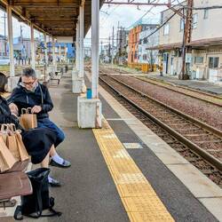 Haltestelle der S-Bahn, die zur Schule geht. Im Vordergrund: die Geschenke aus Österreich.