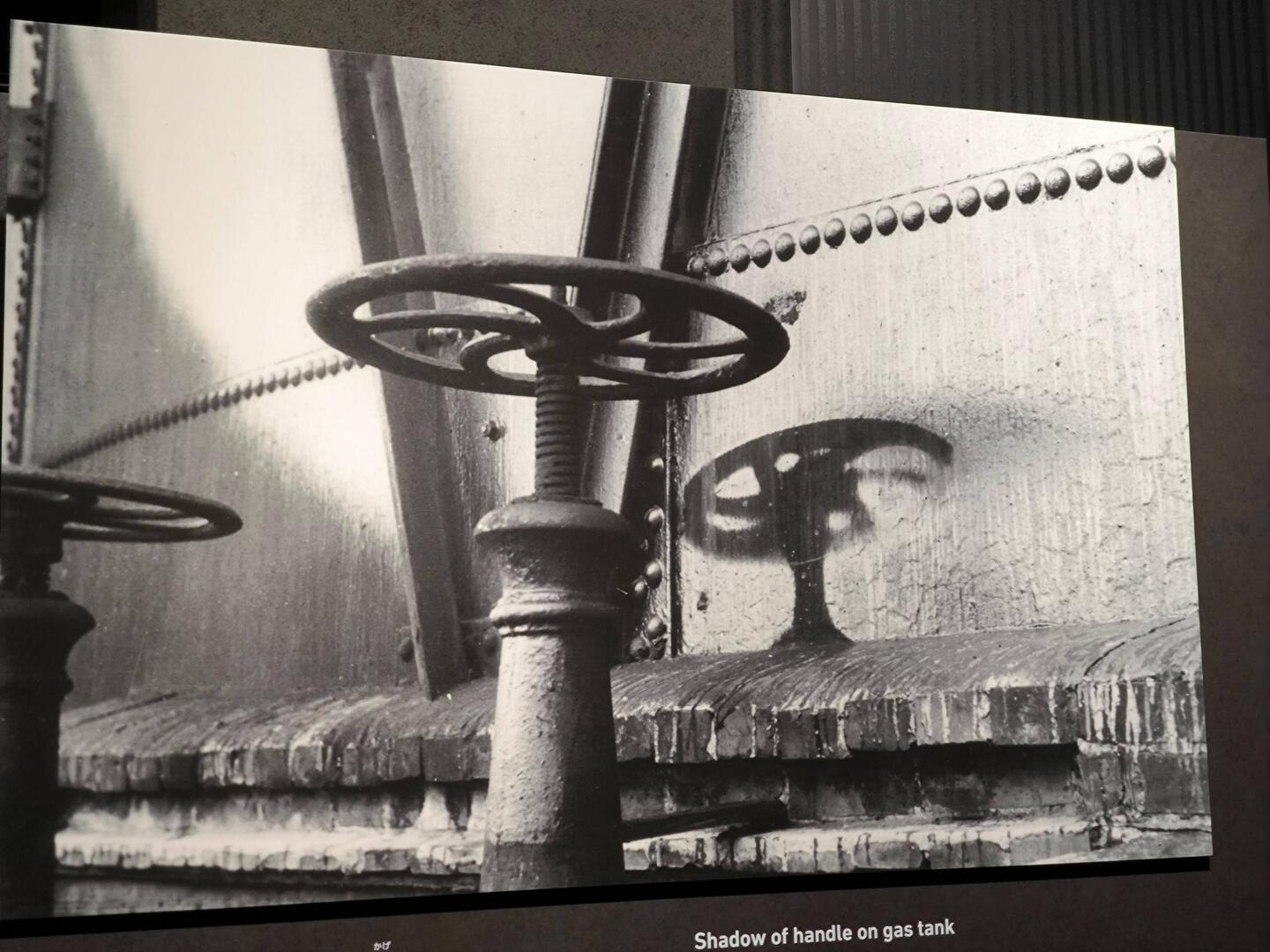 "Sombras" que quedaron porque el objeto/persona bloqueo parte de la radiacion a la pared