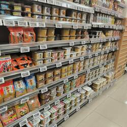 Y una pared entera de distintoa tipos de miso