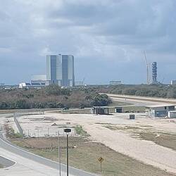 Links das Gebäude wo die Raketen zusammengebaut werden.
