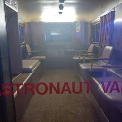 Das Auto mit denen Sie immer zur Rakete gefahren wurden.