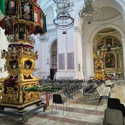 Im Inneren der Kirche , die Kandeloren sind bis zu 900 kg schwer , bis 12 Männer tragen
