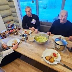 Picata mit Reis, Tomatensauce und Salat sowie ein feiner Ripasso.