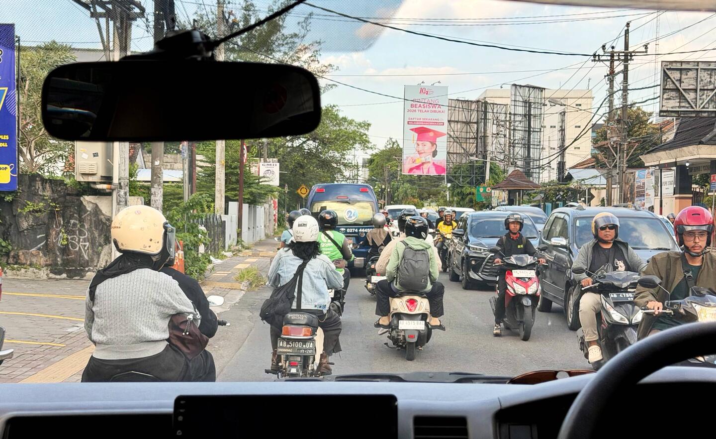 Java: Menschenmassen, Verkehr, Unmengen Mopeds, heftige Abgase