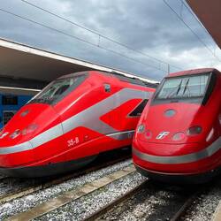 hier stehen zwei Frecciarossa ETR500 beieinander