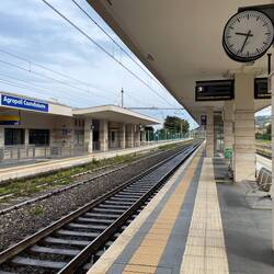 warten auf den Zug nach Neapel