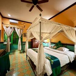 Mein Zimmer in traumhafter Anlage am Stadtrand im alten Stil (Yogyakarta Jogja Village)