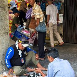 Auf der beliebten Bummelstrasse Malioboro sind Menschenmassen unterwegs