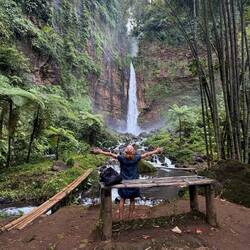 Wasserfall Kapas Biru, Abkühlung nach schweisstreibender Wanderung
