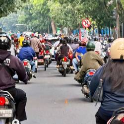 Malang, Stadttour mit Rikschas (inmitten der Mopedmassen und Abgase)