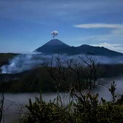 Sonnenaufgang am Bromo (links), im Hintergrund Semeru