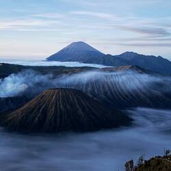 Sonnenaufgang am Bromo (links), im Hintergrund Semeru, vorn Batok (Guglhupf…)