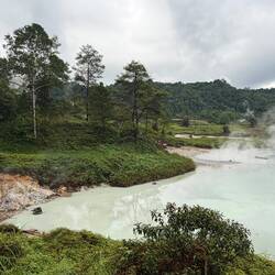 Linowsee: vulkanisch aktiver Kratersee (Schwefelgeruch und aufsteigende Gase)